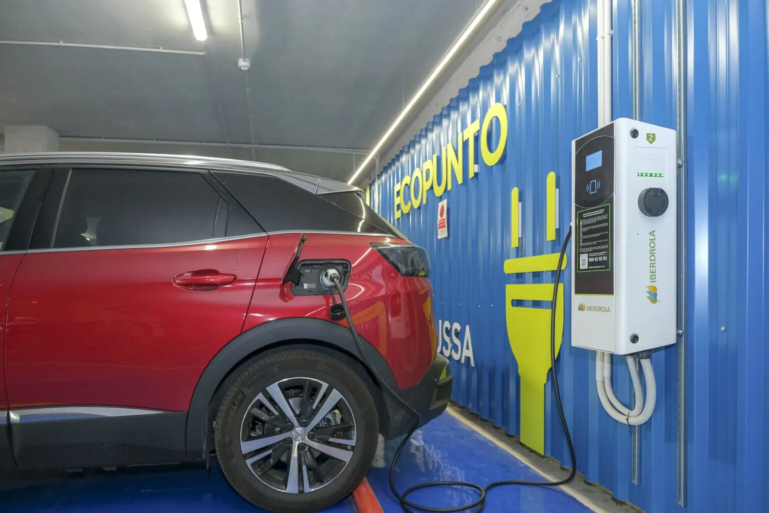 Punto recarga vehículos eléctricos parking