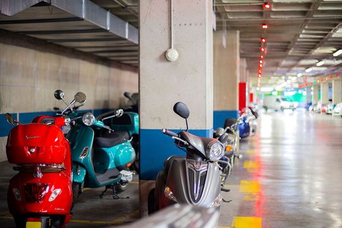 Parking motos Hermanos Maristas en Granada